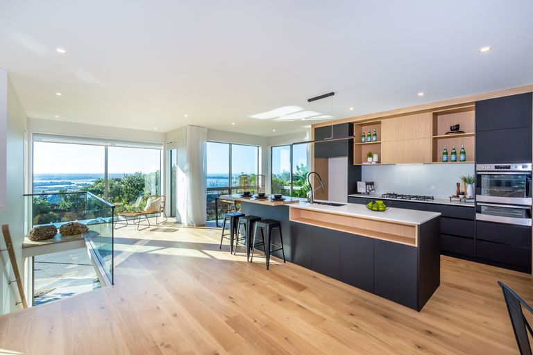 Photo of property in 10 Hilltop Lane, Mount Pleasant, Christchurch, 8081