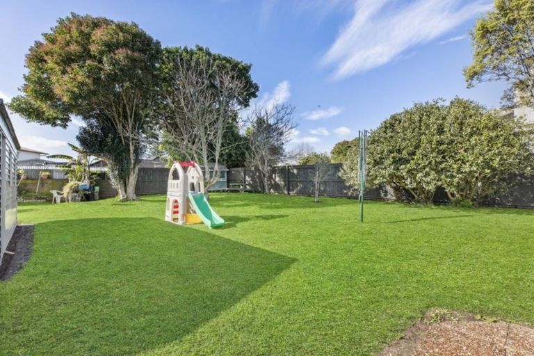 Photo of property in 39 Paragon Avenue, Beach Haven, Auckland, 0626