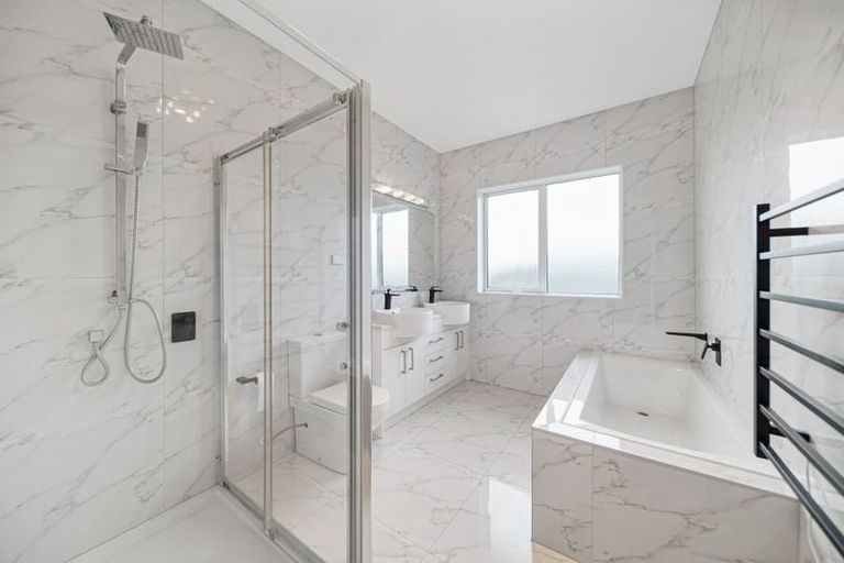 Photo of property in 24 Kilmacrennan Drive, Rosehill, Papakura, 2113