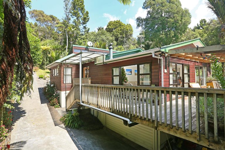 Photo of property in 40 Napuka Road, Henderson Valley, Auckland, 0612