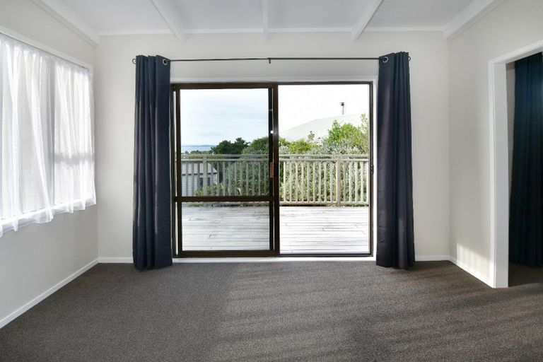 Photo of property in 1 Surf Road, Stanmore Bay, Whangaparaoa, 0932