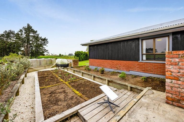 Photo of property in 8 Clearview Road, Lepperton, New Plymouth, 4373