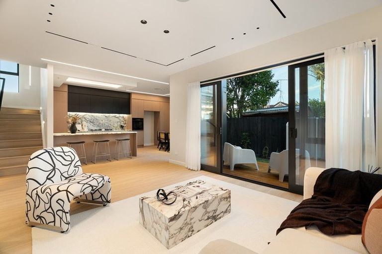 Photo of property in 2 Knights Close, Rothesay Bay, Auckland, 0630