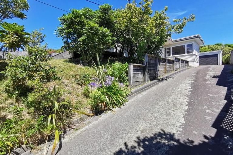 Photo of property in 96 Glanmire Road, Newlands, Wellington, 6037