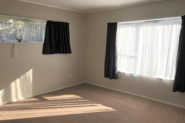 Photo of property in 2/18 Barbados Drive, Unsworth Heights, Auckland, 0632