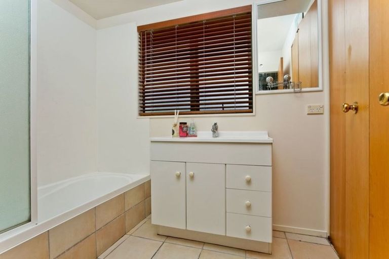 Photo of property in 10/76 Target Road, Totara Vale, Auckland, 0629