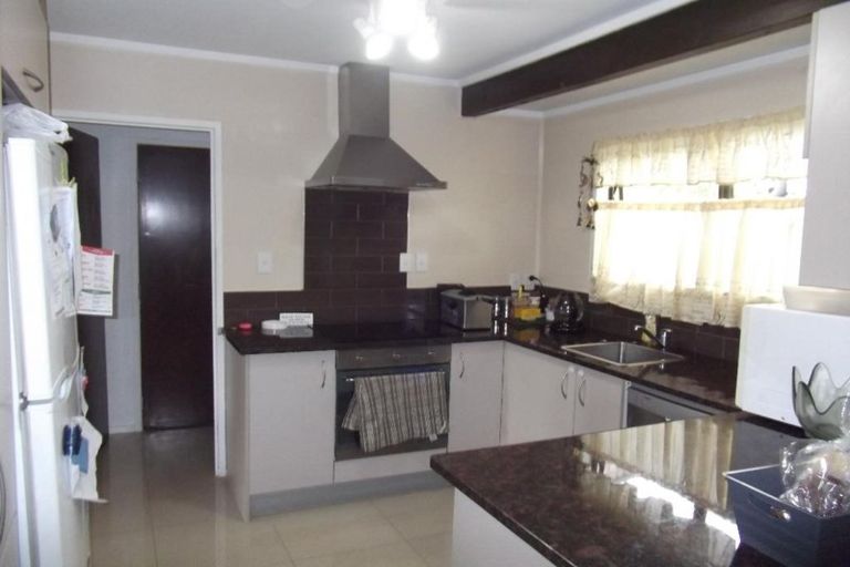 Photo of property in 79 Target Road, Totara Vale, Auckland, 0629