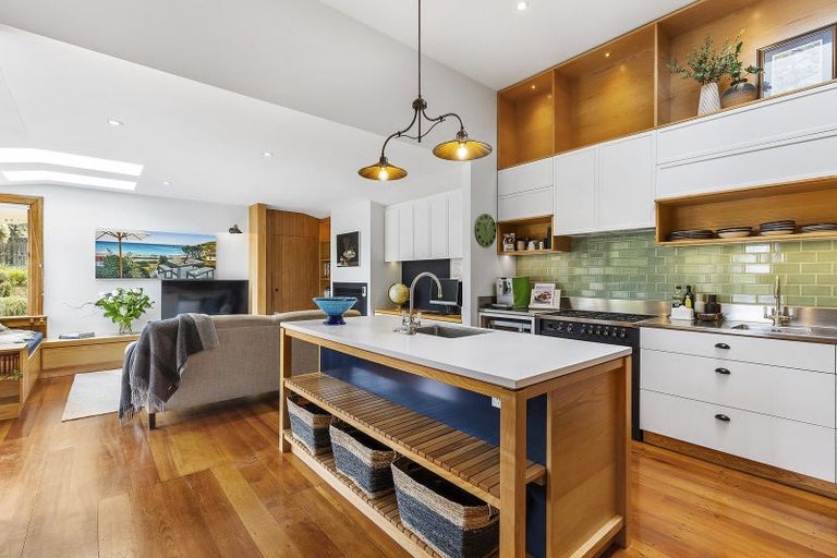 Photo of property in 11 Trelissick Crescent, Ngaio, Wellington, 6035