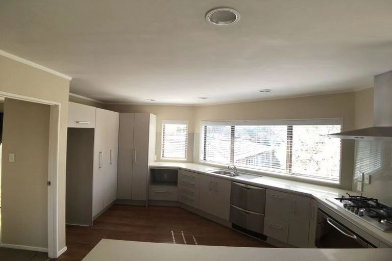 Photo of property in 13 Framalda Place, Conifer Grove, Takanini, 2112