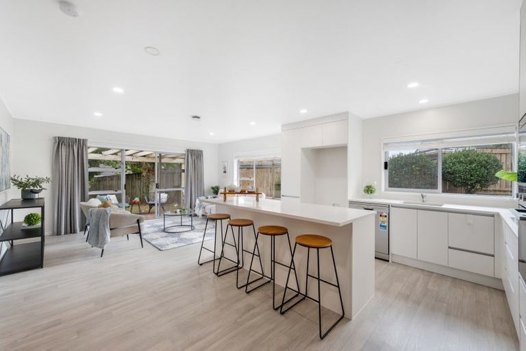 Photo of property in 66 Golfland Drive, Golflands, Auckland, 2013