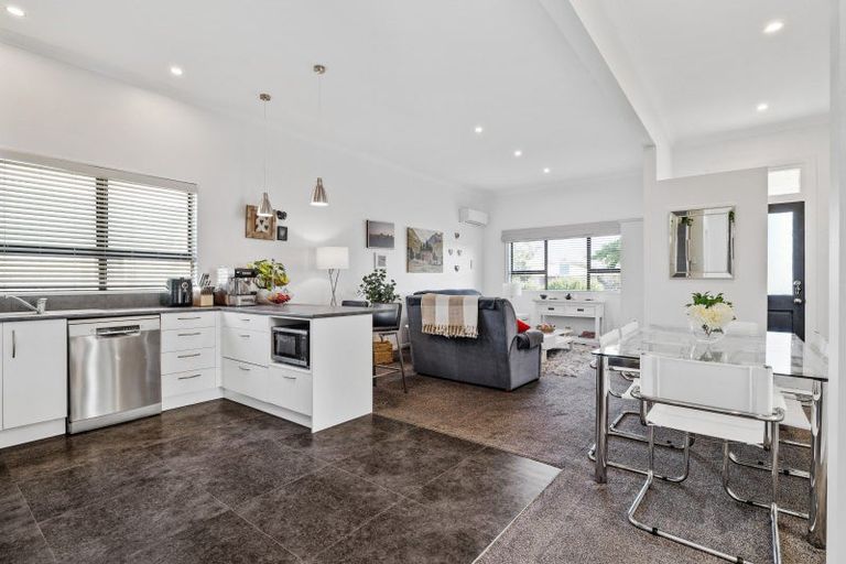 Photo of property in 43 Wood Street, Takaro, Palmerston North, 4410