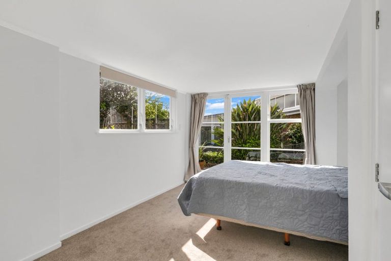 Photo of property in 16 Royal View Road, Te Atatu South, Auckland, 0610