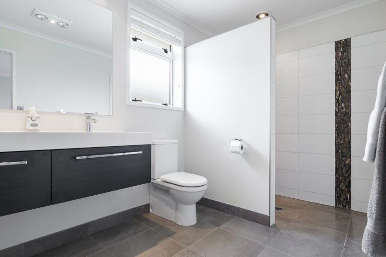 Photo of property in 11 Broadwater Close, Pyes Pa, Tauranga, 3112