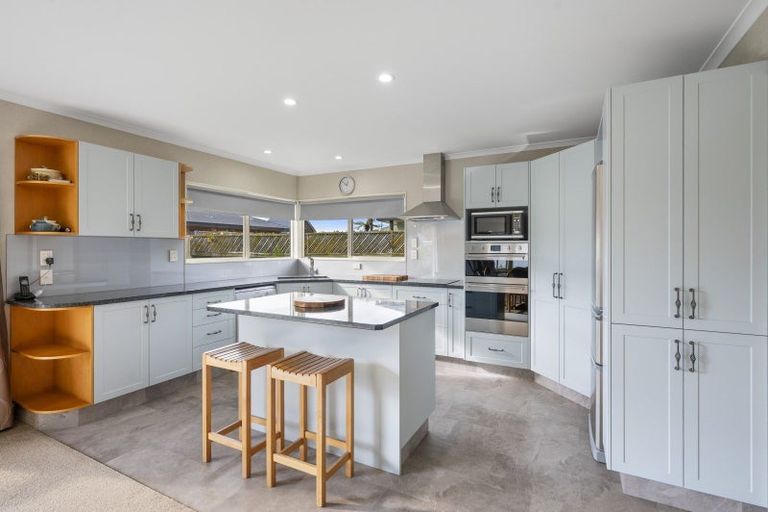 Photo of property in 2 Lowndes Place, Taradale, Napier, 4112