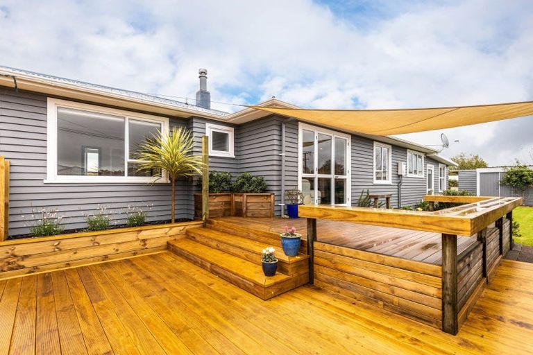 Photo of property in 18 Pukatea Street, Inglewood, 4330