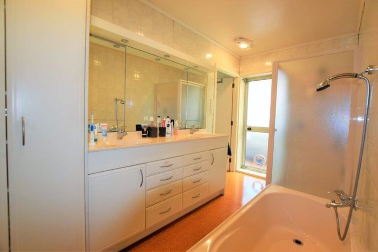 Photo of property in 25 Stottholm Road, Titirangi, Auckland, 0604