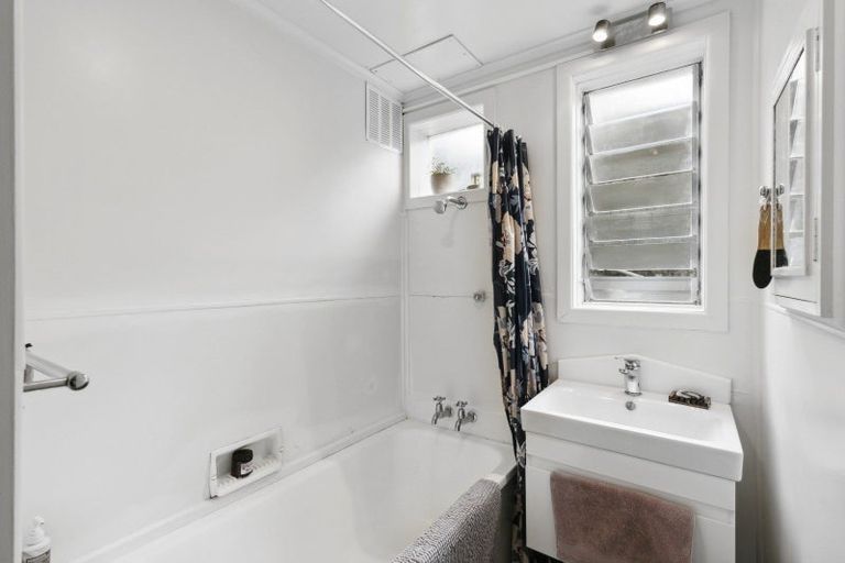 Photo of property in 25 Burrows Avenue, Karori, Wellington, 6012