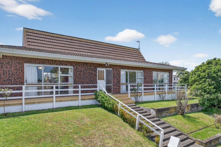 Photo of property in 1 Colonial Place, Kelvin Grove, Palmerston North, 4414