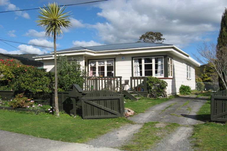 Photo of property in 25 Faulke Avenue, Wainuiomata, Lower Hutt, 5014