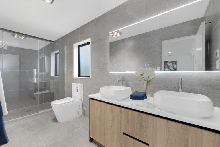 Photo of property in 2a Ballyalton Crescent, Flat Bush, Auckland, 2019