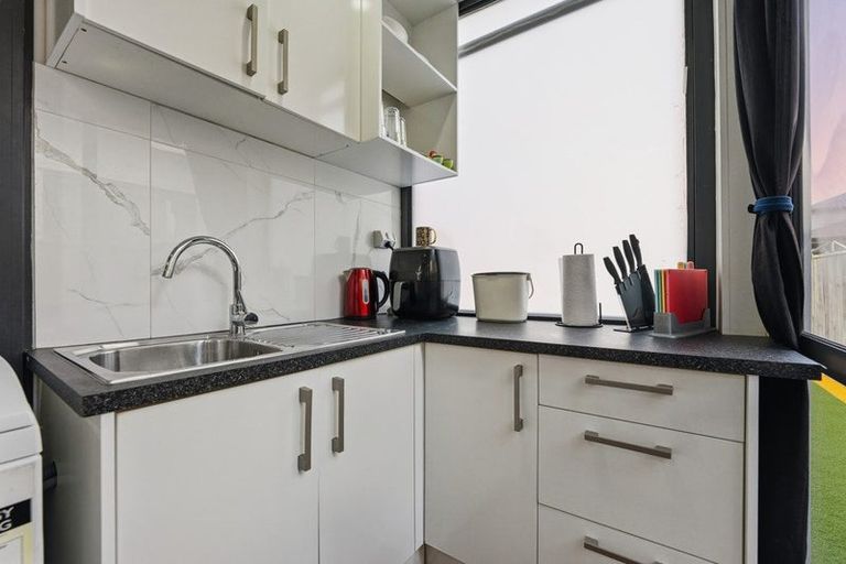 Photo of property in 7d Babich Road, Henderson Valley, Auckland, 0614