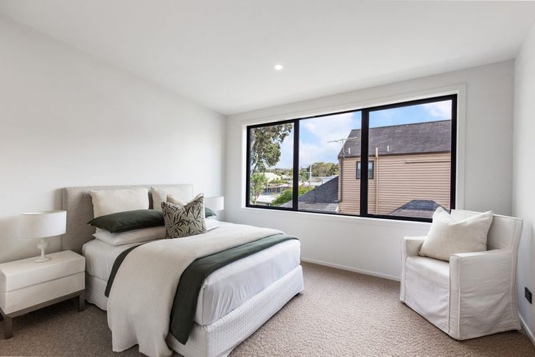 Photo of property in 18a The Esplanade, Eastern Beach, Auckland, 2012