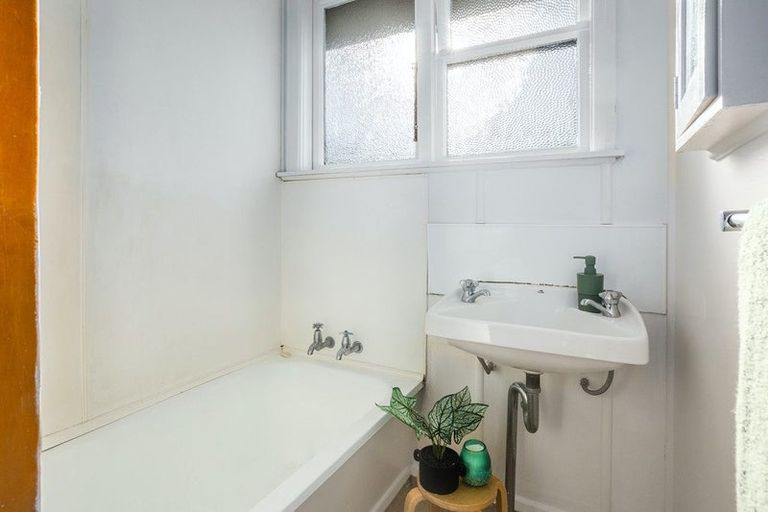 Photo of property in 10 Lincoln Grove, Cannons Creek, Porirua, 5024