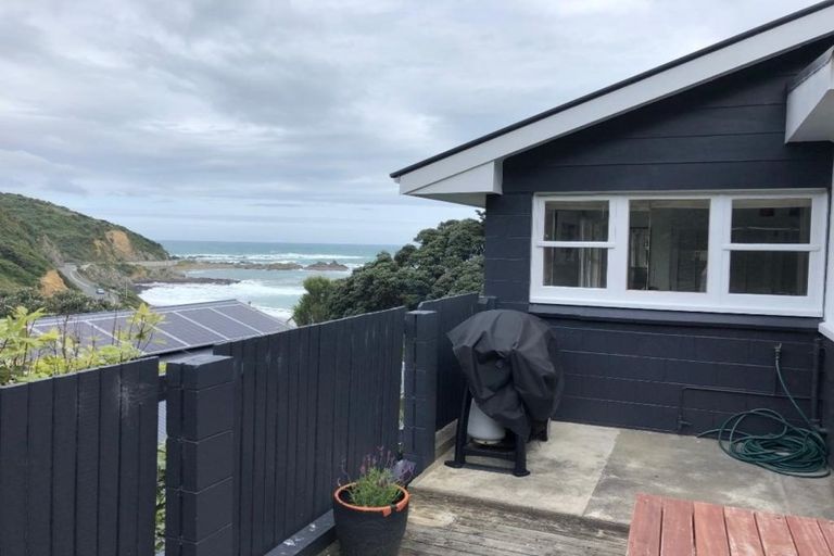 Photo of property in 18 Cave Road, Houghton Bay, Wellington, 6023