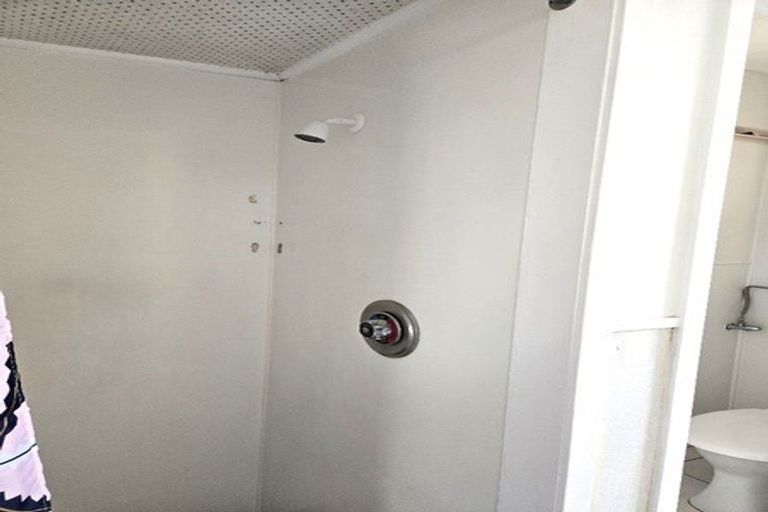 Photo of property in 2/56 Cockayne Crescent, Sunnynook, Auckland, 0620