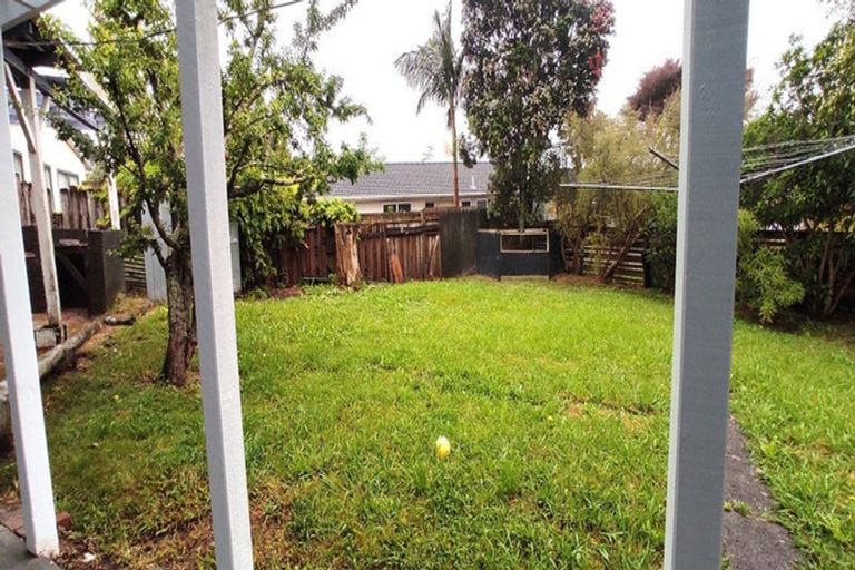 Photo of property in 15 Hydra Place, Glen Eden, Auckland, 0602