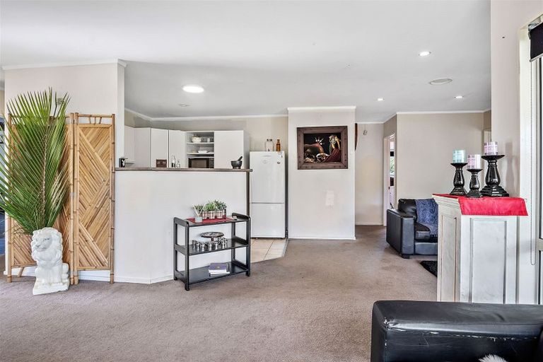 Photo of property in 8 Saint Leger Crescent, Huntington Park, Auckland, 2013