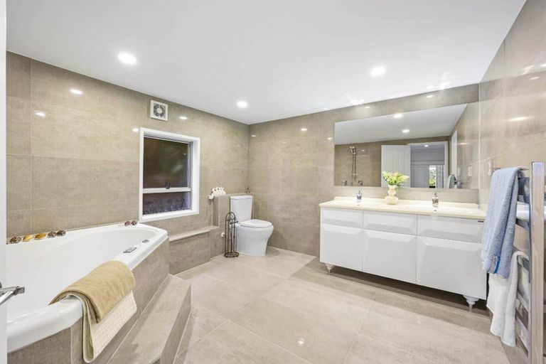 Photo of property in 1/5 Colmar Road, Mellons Bay, Auckland, 2014