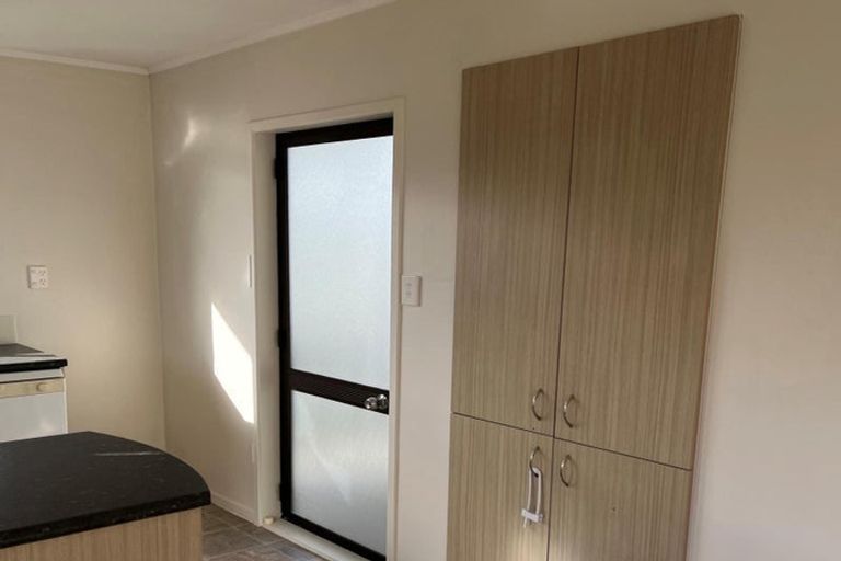 Photo of property in 1/8 Louise Place, West Harbour, Auckland, 0618