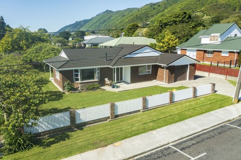 Photo of property in 27 Utauta Street, Waikanae, 5036