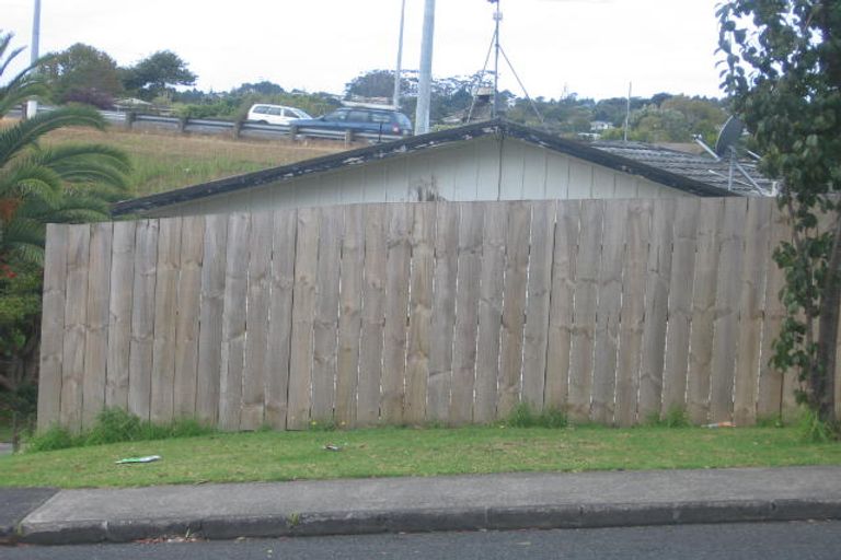 Photo of property in 15 Totaravale Drive, Totara Vale, Auckland, 0629