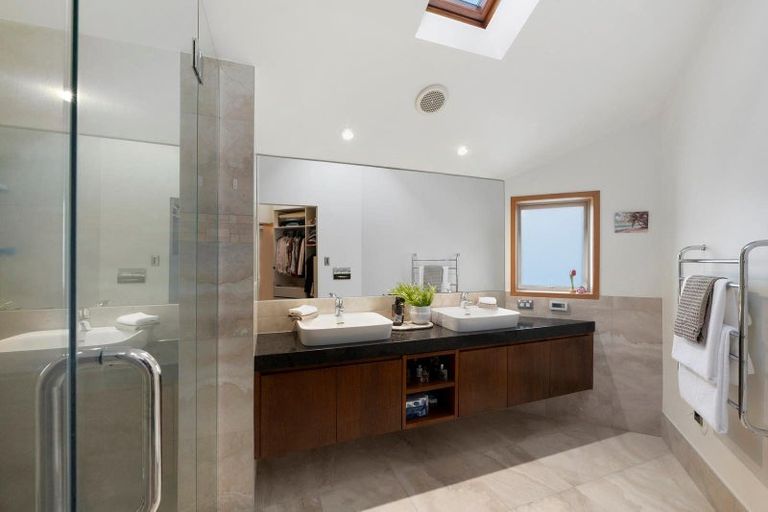 Photo of property in 2/114 Aberdeen Road, Campbells Bay, Auckland, 0620