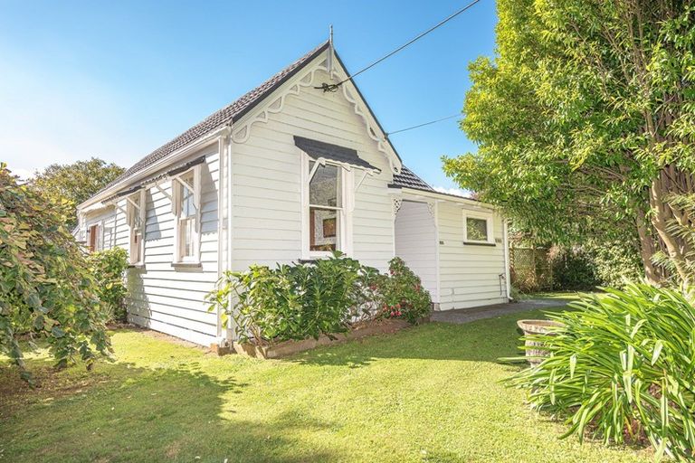 Photo of property in 110 Weraroa Road, Waverley, 4510