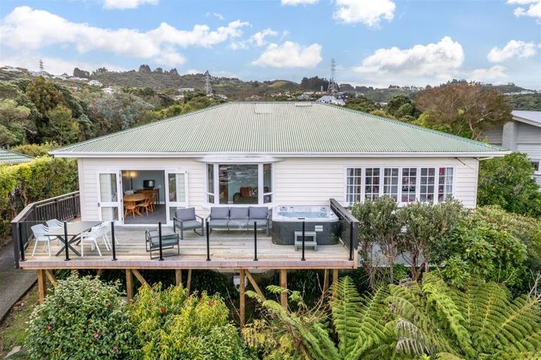 Photo of property in 6 Onehuka Road, Tirohanga, Lower Hutt, 5010