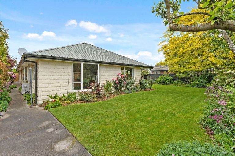 Photo of property in 33 Farnswood Place, Redwood, Christchurch, 8051
