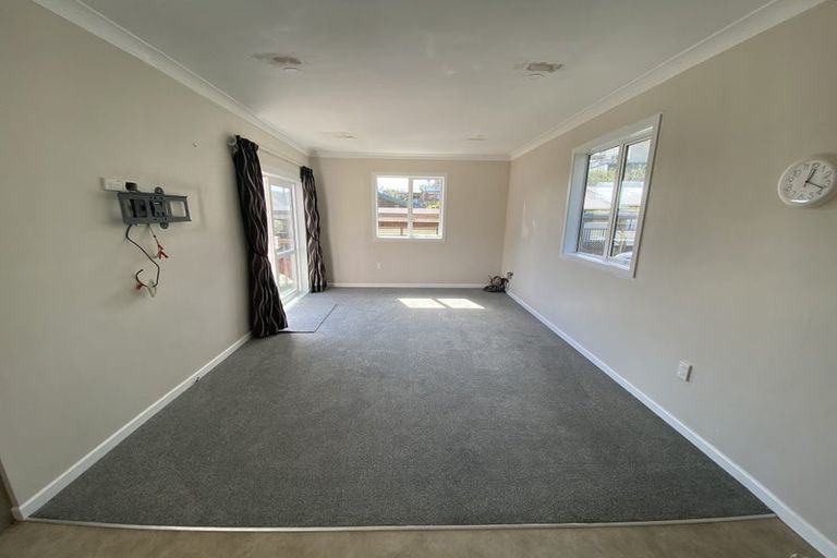 Photo of property in 21 Mexted Terrace, Tawa, Wellington, 5028