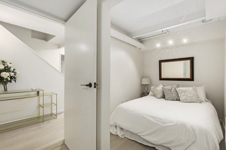 Photo of property in Stadium Garden Flats, 102/107 Thorndon Quay, Pipitea, Wellington, 6011