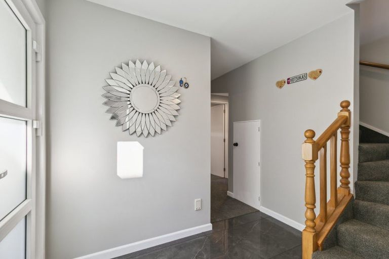 Photo of property in 2b Paratu Way, Strathmore Park, Wellington, 6022