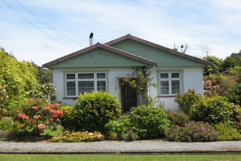 Photo of property in 168 Queen Street, Westport, 7825