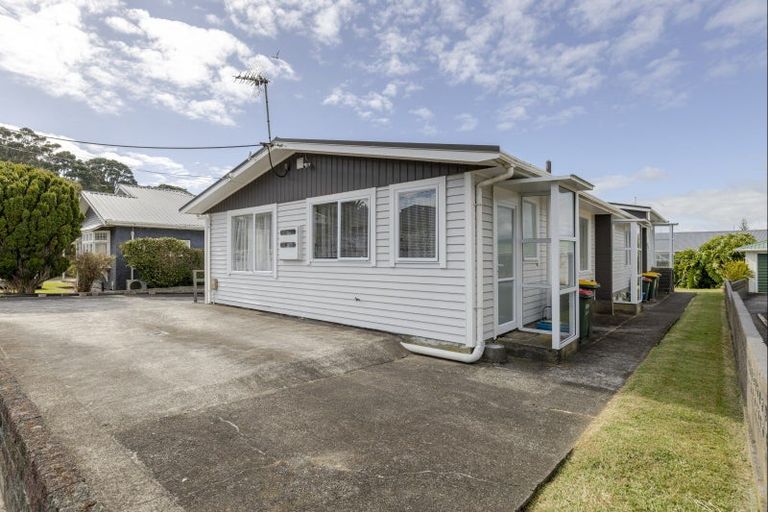 Photo of property in 8 Simons Street, Moturoa, New Plymouth, 4310