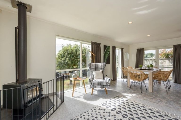 Photo of property in 32 Rutherford Drive, Waikanae Beach, Waikanae, 5036