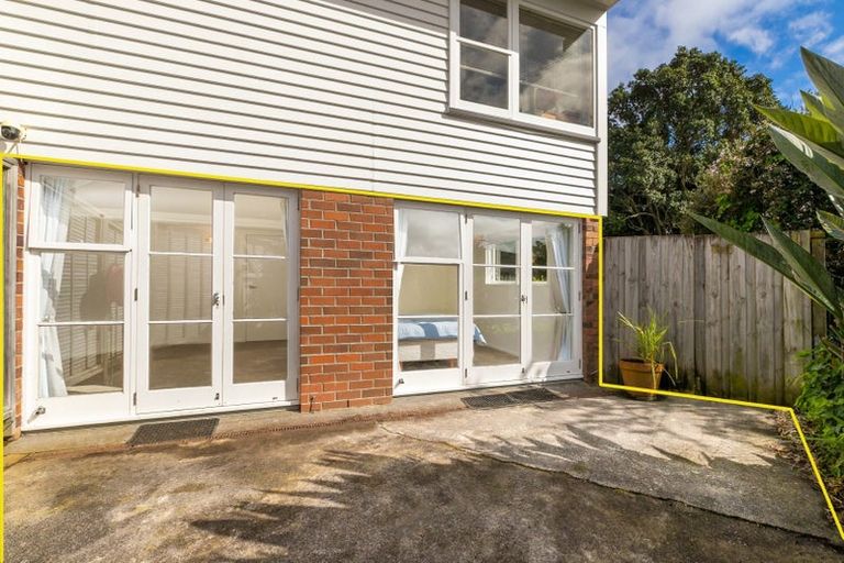 Photo of property in 16 Royal View Road, Te Atatu South, Auckland, 0610