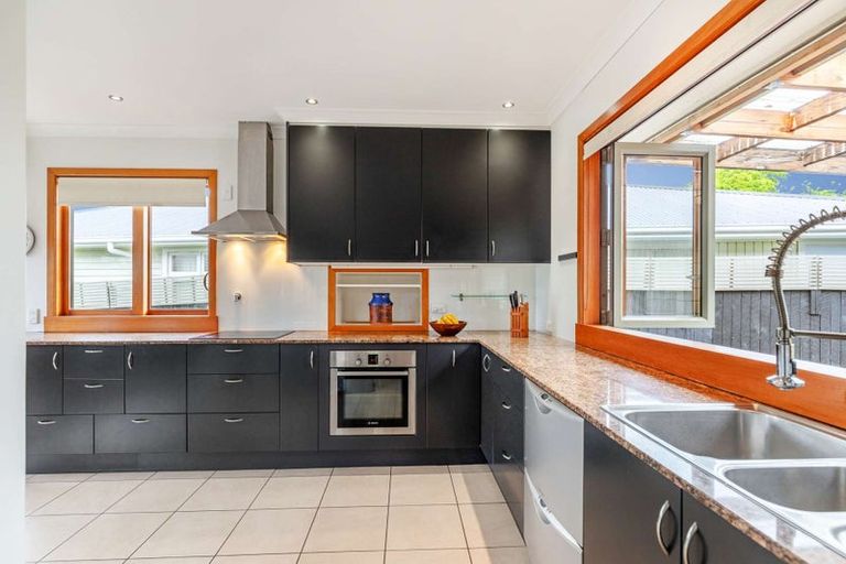 Photo of property in 38 Winston Avenue, Hokowhitu, Palmerston North, 4410