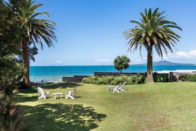 Photo of property in Seaview Apartments, 13/64 Milford Road, Milford, Auckland, 0620