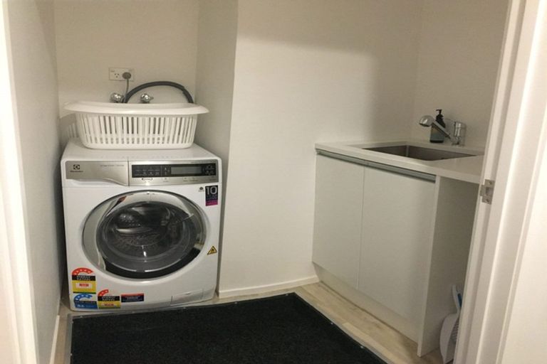 Photo of property in 10 Palmyra Way, Half Moon Bay, Auckland, 2012