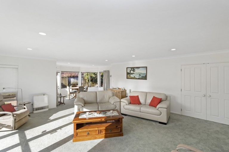 Photo of property in 22 Waiwherowhero Drive, St Andrews, Hamilton, 3200